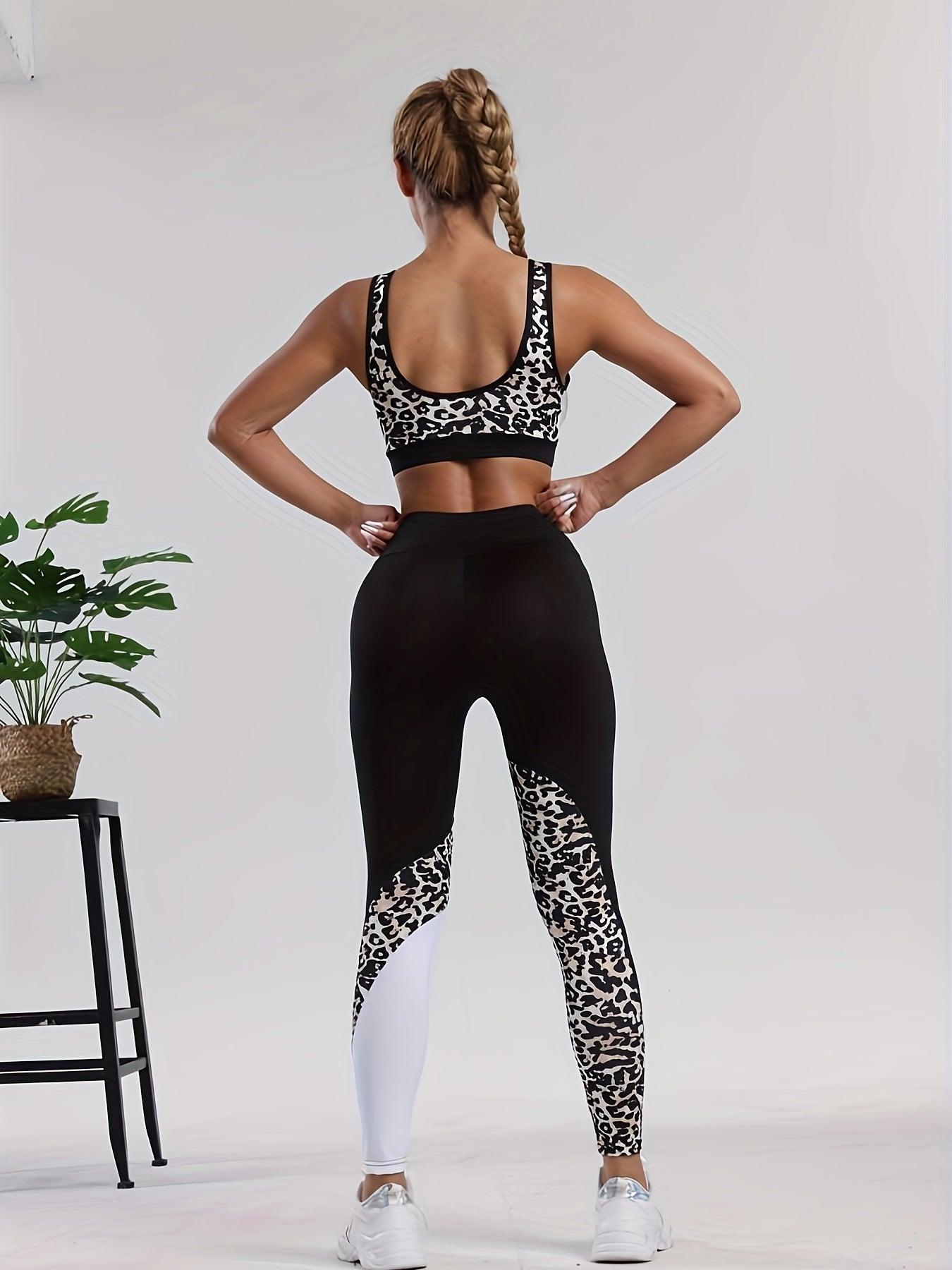 Women's 2-Piece Sportswear Set, Leopard Print and Black, High-Waisted Leggings and Sports Bra, Quick-Dry Athletic Wear for Gym and Yoga.