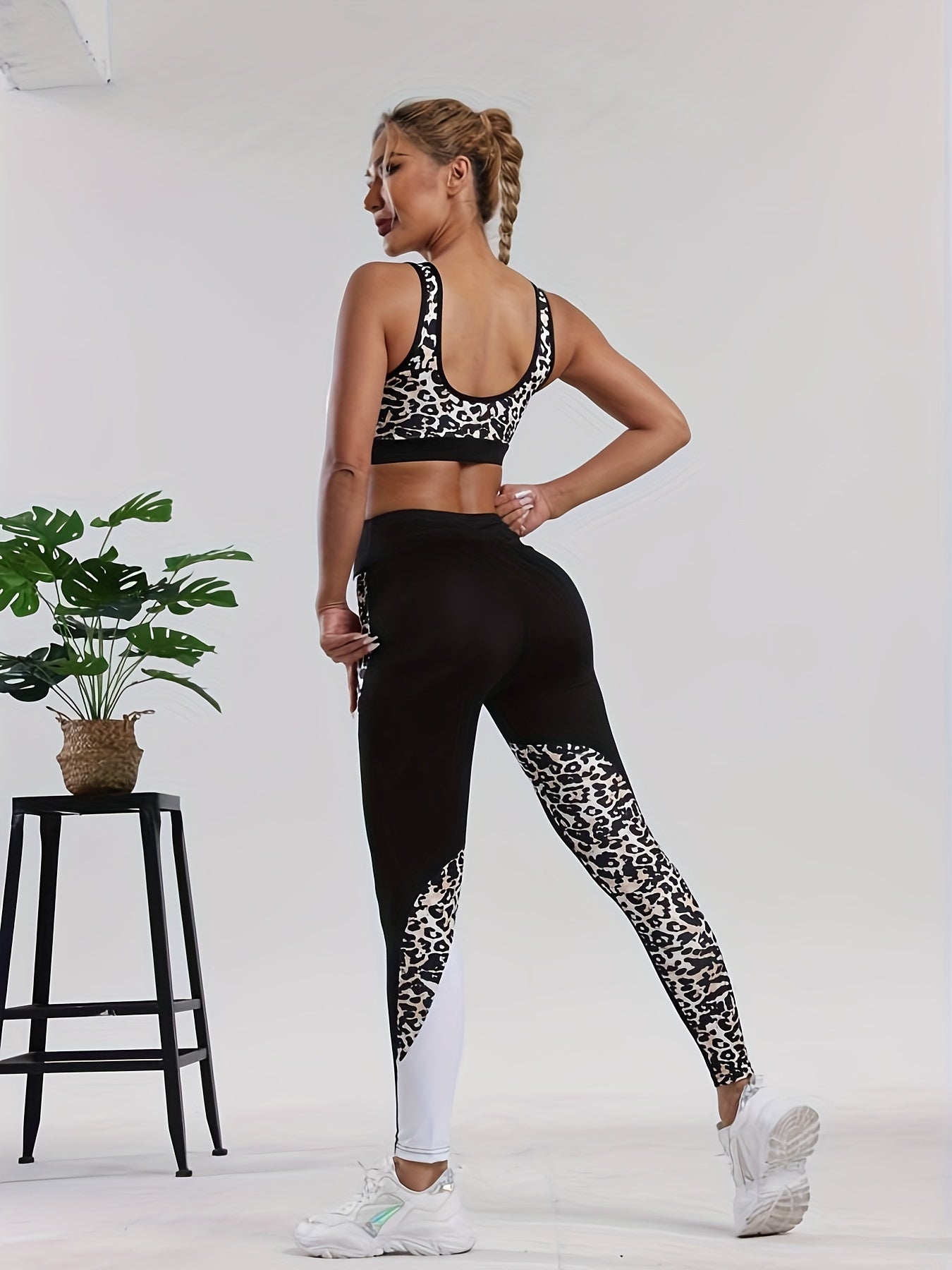 Women's 2-Piece Sportswear Set, Leopard Print and Black, High-Waisted Leggings and Sports Bra, Quick-Dry Athletic Wear for Gym and Yoga.