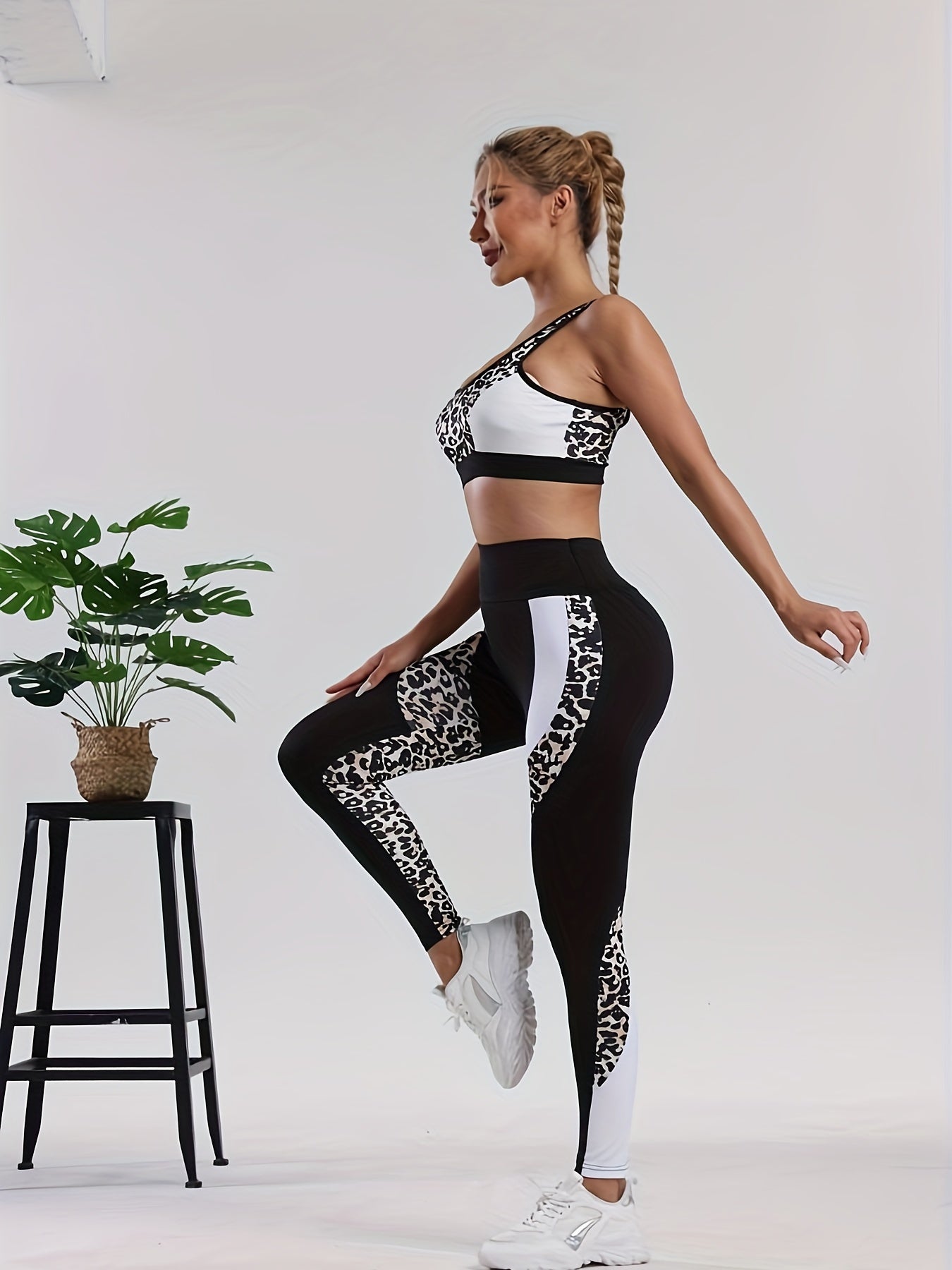 Women's 2-Piece Sportswear Set, Leopard Print and Black, High-Waisted Leggings and Sports Bra, Quick-Dry Athletic Wear for Gym and Yoga.